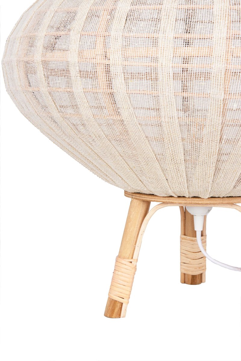 Borneo 48cm Naturaleza lámpara de pie De Globen Lighting - La l&aacute;mpara est&aacute; hecha de rat&aacute;n natural y tela de lino de color crema y tiene un cable textil blanco de 200 cm de largo con interruptor de suelo y enchufe.