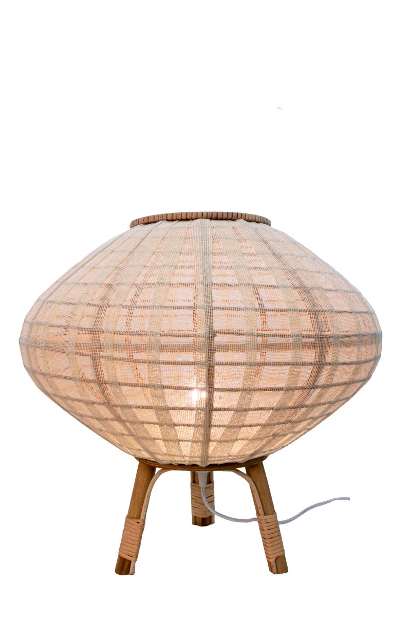 Borneo 48cm Naturaleza lámpara de pie De Globen Lighting - La l&aacute;mpara est&aacute; hecha de rat&aacute;n natural y tela de lino de color crema y tiene un cable textil blanco de 200 cm de largo con interruptor de suelo y enchufe.