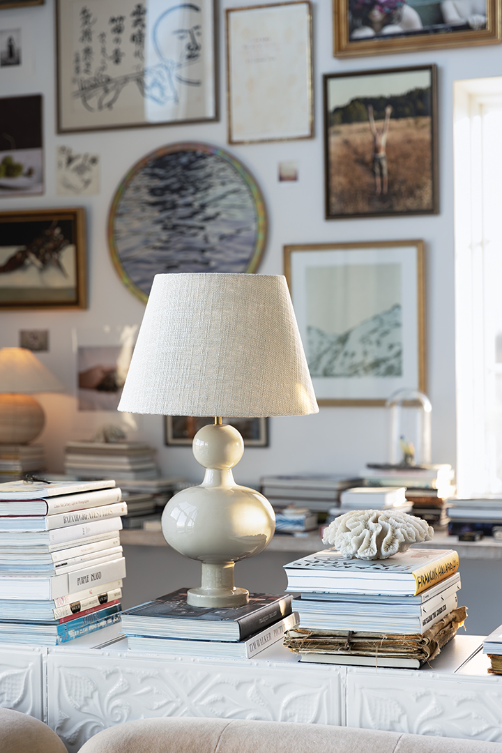 Lampskärm Ilse Ø40 Arena De Alde & Lind - Gracias a su forma atemporal y su color neutro, Ilse se combina fácilmente con diferentes bases de lámpara y se integra armoniosamente tanto en interiores modernos como clásicos.