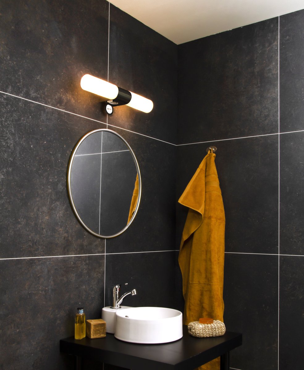 Cosenza 44cm Negro lámpara de baño De Aneta Lighting - El diseño de doble brazo proporciona una luz uniforme y brillante, perfecta para espejos y uso diario.