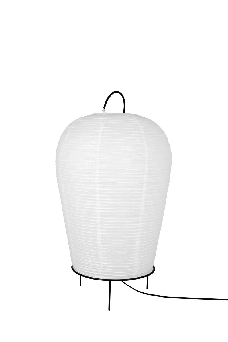 Osaka Blanco lámpara de pie De Globen Lighting - La lámpara está hecha de papel de arroz blanco y tiene un mango decorativo de metal pintado en negro mate y un soporte a juego en la parte inferior sobre el que descansa la pantalla de papel.