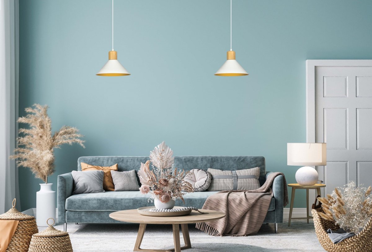 Rowen Ø25 Blanco Lámpas de techo De Emibig Lighting - Las l&aacute;mparas Rowen cuentan con pantallas met&aacute;licas abiertas que distribuyen la luz de manera efectiva incluso en habitaciones m&aacute;s grandes, mientras que los detalles decorativos de madera a&ntilde;aden calidez y un color llamativo que llama la atenci&oacute;n.