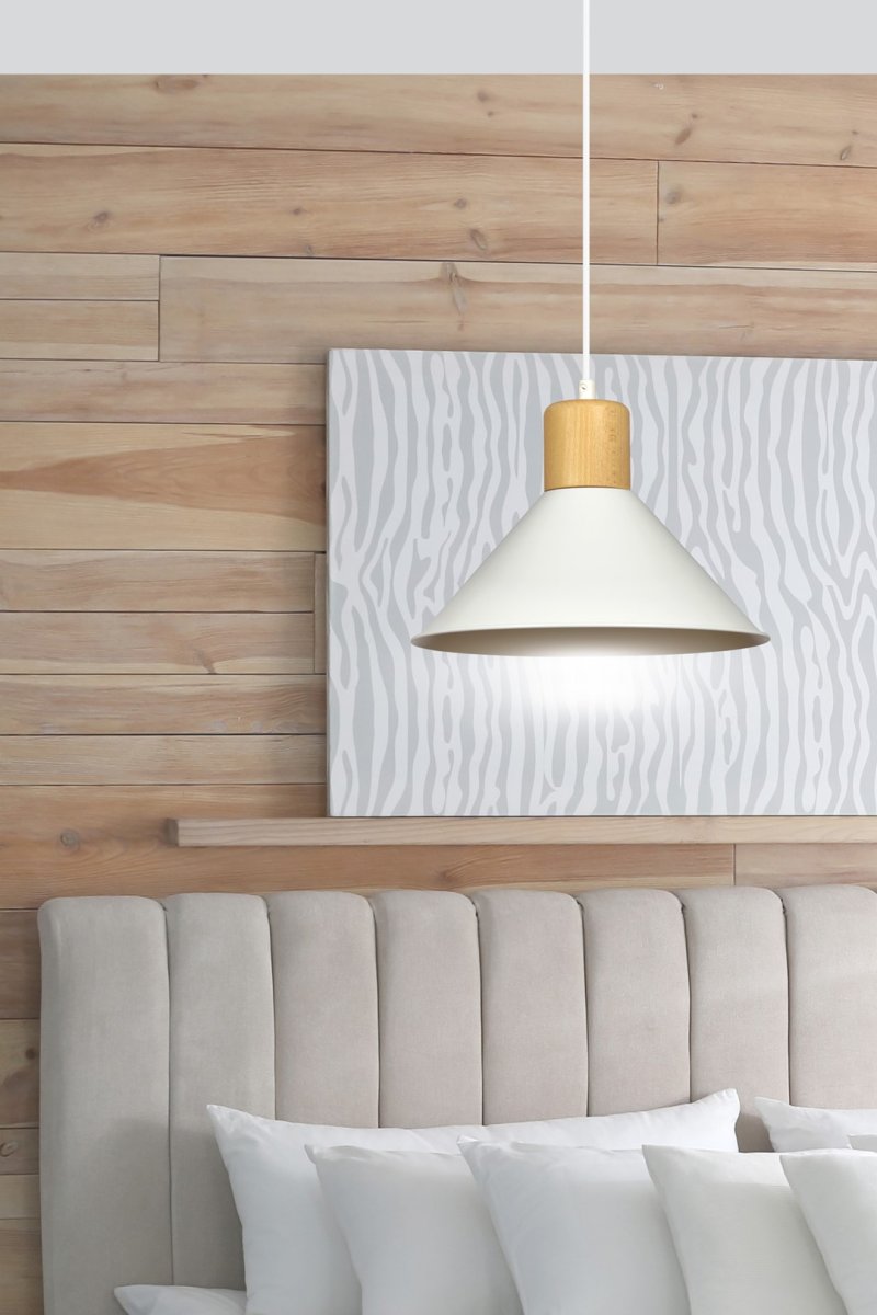 Rowen Ø25 Blanco Lámpas de techo De Emibig Lighting - Las l&aacute;mparas Rowen cuentan con pantallas met&aacute;licas abiertas que distribuyen la luz de manera efectiva incluso en habitaciones m&aacute;s grandes, mientras que los detalles decorativos de madera a&ntilde;aden calidez y un color llamativo que llama la atenci&oacute;n.