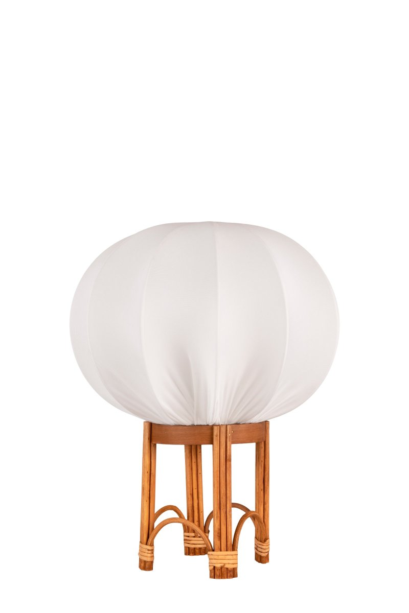 Fiji 47cm Naturaleza lámpara de pie De Globen Lighting - La base de la l&aacute;mpara est&aacute; hecha de rat&aacute;n natural y viene premontada con una pantalla blanca hecha de tela el&aacute;stica blanca.