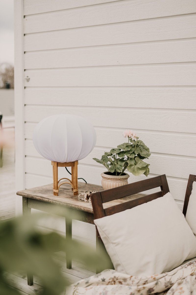 Fiji 47cm Naturaleza lámpara de pie De Globen Lighting - La base de la l&aacute;mpara est&aacute; hecha de rat&aacute;n natural y viene premontada con una pantalla blanca hecha de tela el&aacute;stica blanca.