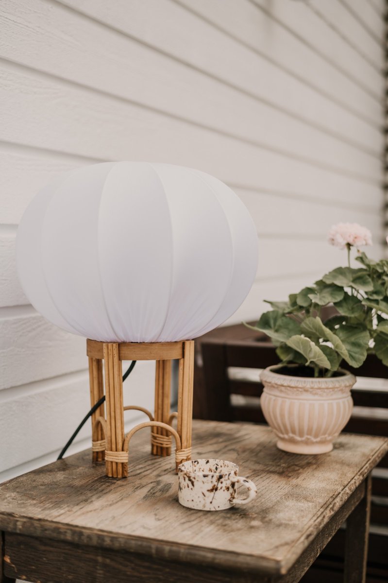 Fiji 47cm Naturaleza lámpara de pie De Globen Lighting - La base de la l&aacute;mpara est&aacute; hecha de rat&aacute;n natural y viene premontada con una pantalla blanca hecha de tela el&aacute;stica blanca.