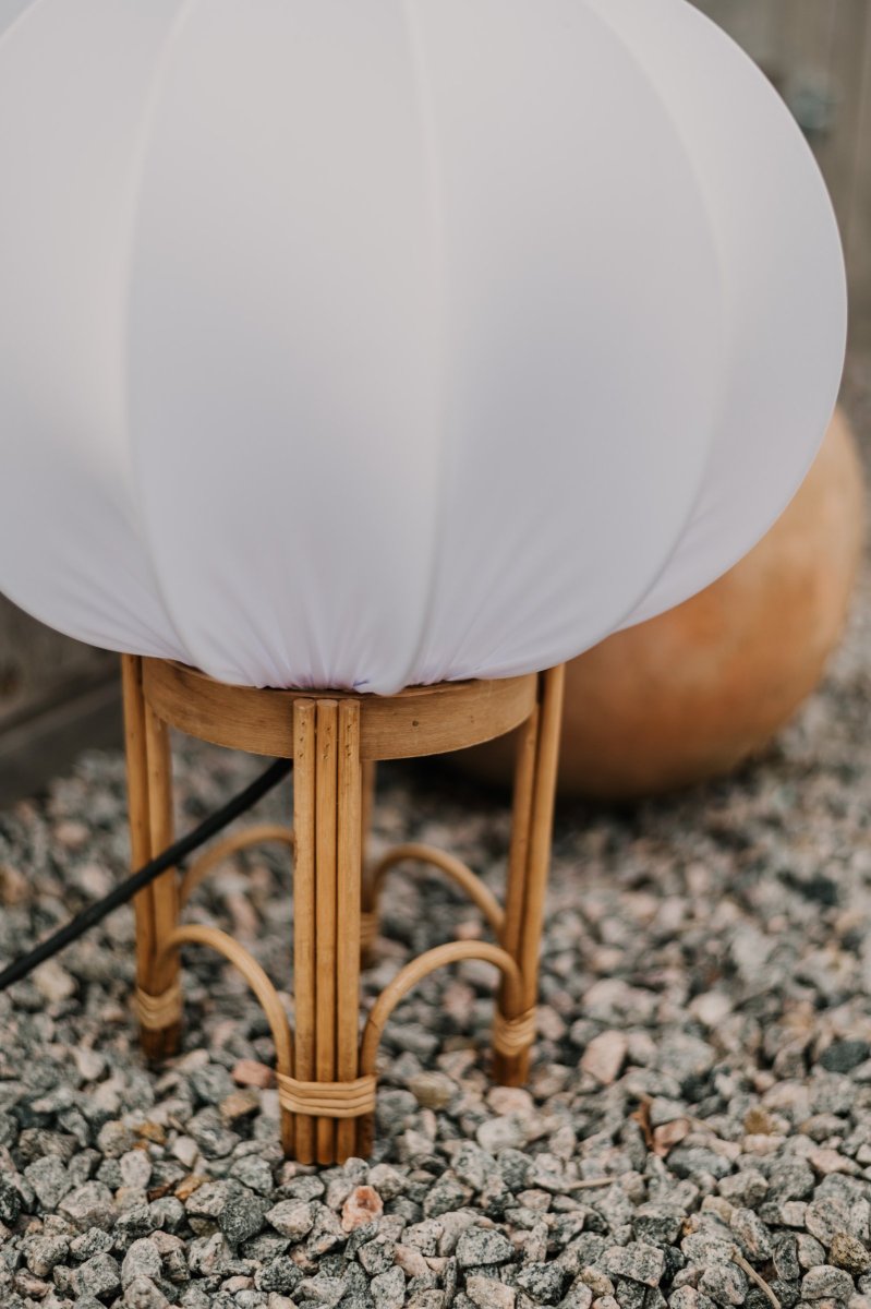 Fiji 47cm Naturaleza lámpara de pie De Globen Lighting - La base de la l&aacute;mpara est&aacute; hecha de rat&aacute;n natural y viene premontada con una pantalla blanca hecha de tela el&aacute;stica blanca.