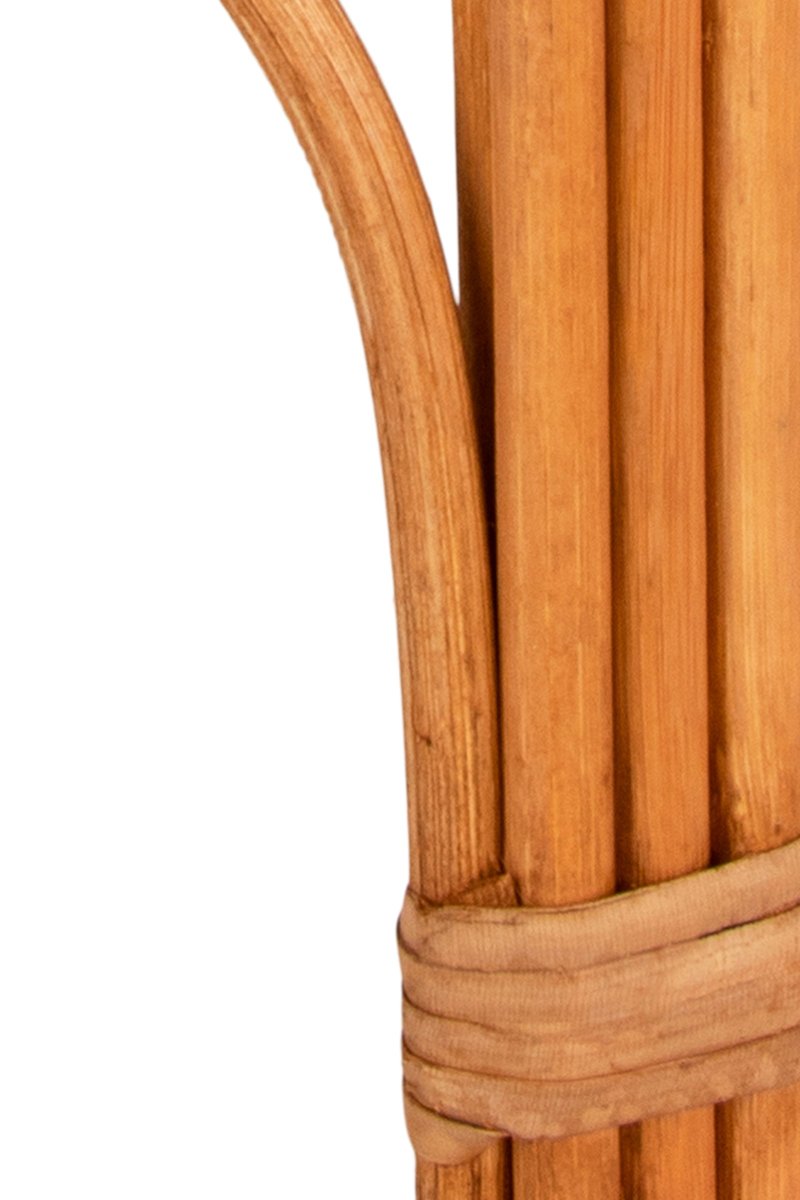 Fiji 66cm Naturaleza lámpara de pie De Globen Lighting - La base de la l&aacute;mpara est&aacute; hecha de rat&aacute;n natural y viene premontada con una pantalla blanca hecha de tela el&aacute;stica blanca.