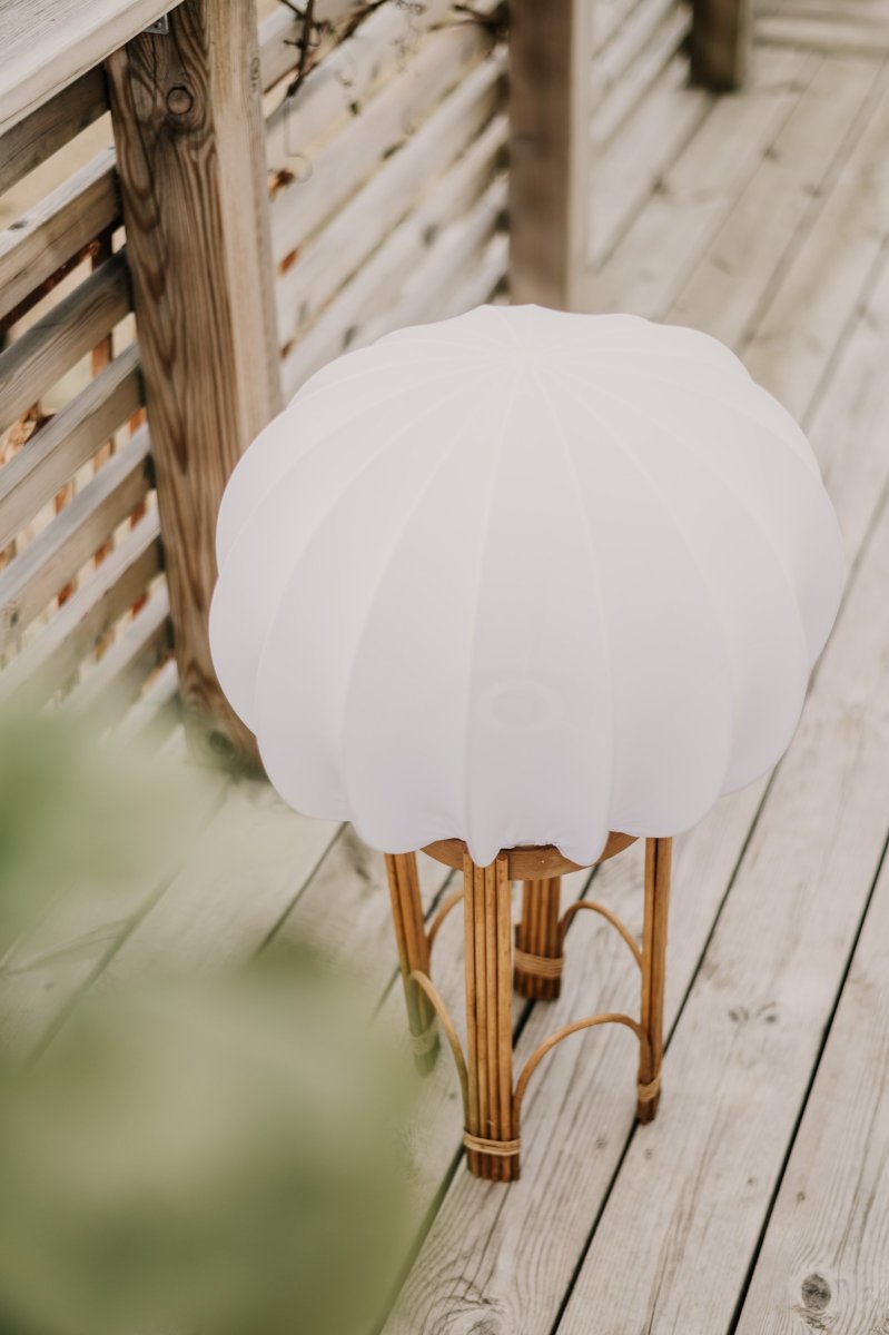 Fiji 66cm Naturaleza lámpara de pie De Globen Lighting - La base de la l&aacute;mpara est&aacute; hecha de rat&aacute;n natural y viene premontada con una pantalla blanca hecha de tela el&aacute;stica blanca.