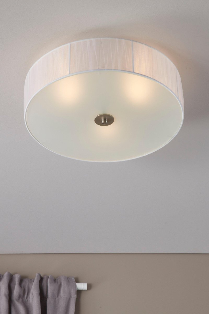 Byske Ø40 Blanco plafón De Markslöjd - Cinta de organza blanca con pantalla de cristal esmerilado que deja entrar una agradable luz ambiental.