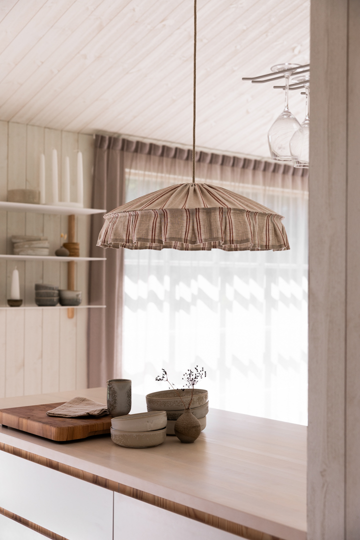 Vinga Pantalla S/Colgante Ø58 Naturaleza/óxido Lámpas de techo De Alde & Lind - Vinga es una pantalla decorativa para lámpara de techo, confeccionada en lino 100% con un estampado de rayas en tonos óxido y naturales.