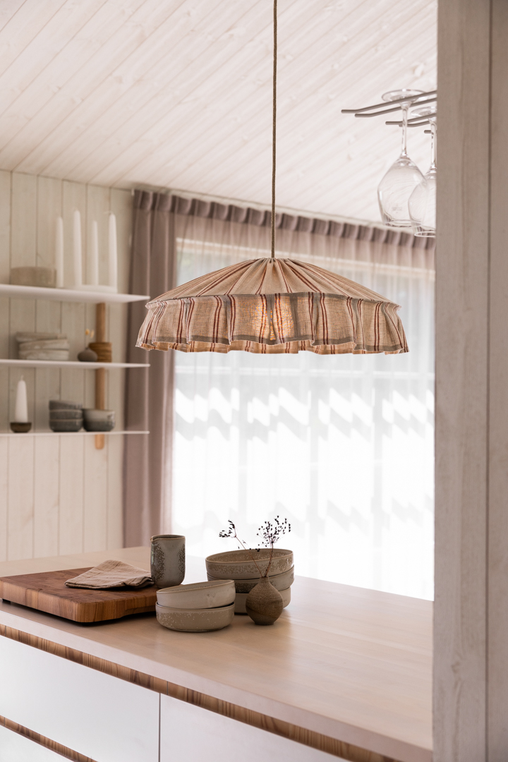Vinga Pantalla S/Colgante Ø58 Naturaleza/óxido Lámpas de techo De Alde & Lind - Vinga es una pantalla decorativa para lámpara de techo, confeccionada en lino 100% con un estampado de rayas en tonos óxido y naturales.