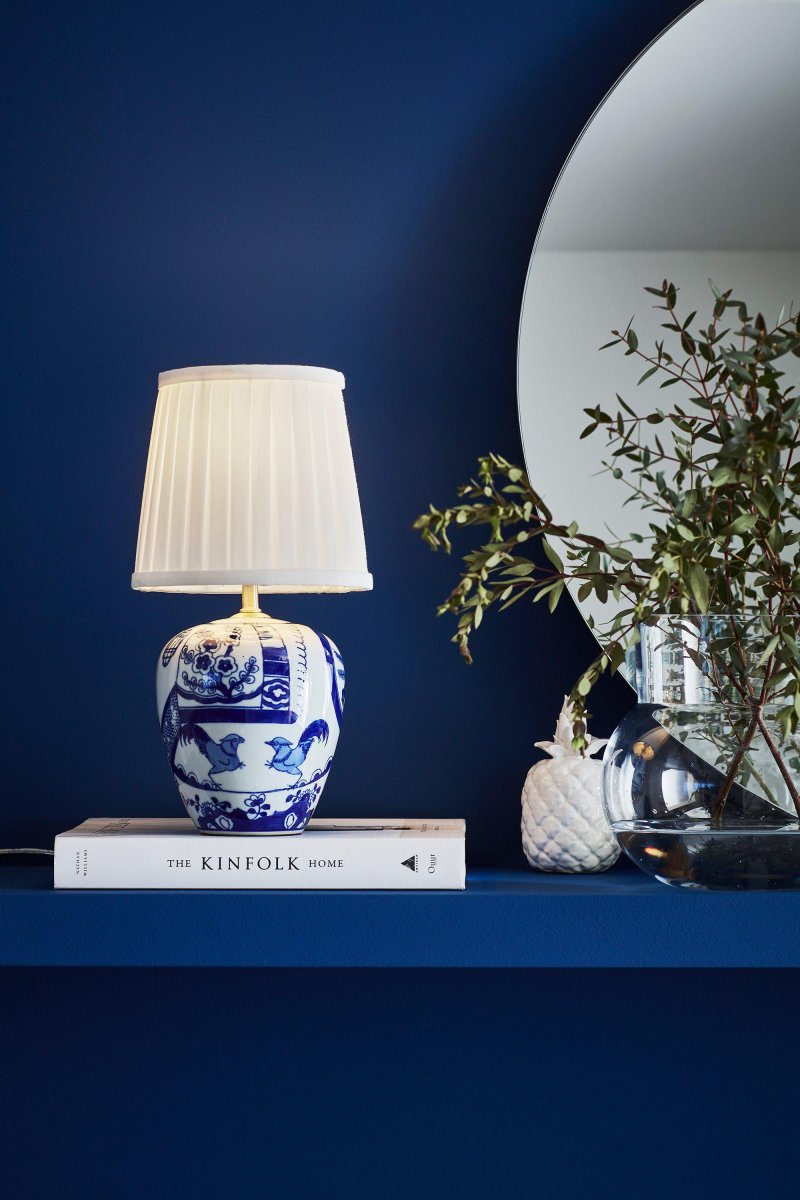 Göteborg 33cm Azul lámpara de mesa De Markslöjd - Preciosa lámpara de mesa con base realizada en cerámica pintada en blanco y azul, inspirada en la porcelana de los indios orientales.
