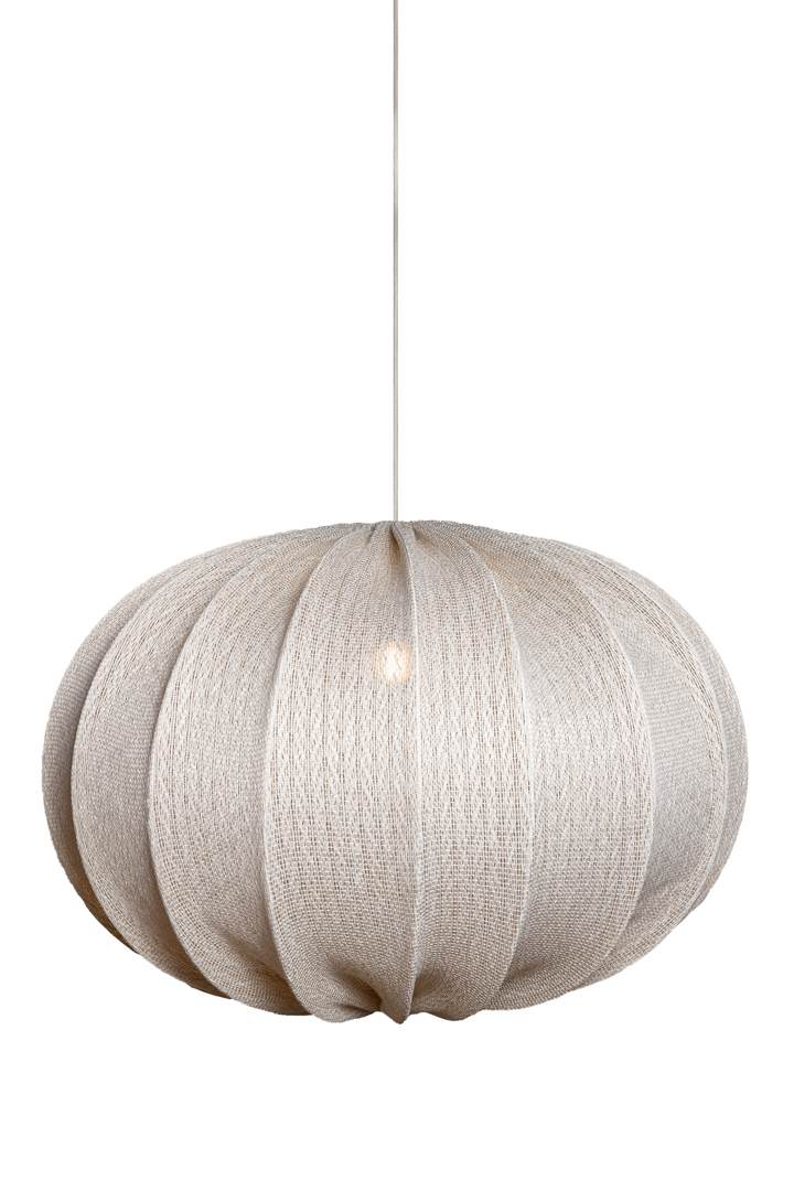 Moon Pantalla S/Colgante Ø78 Blanquecino Lámpas de techo De Alde & Lind - Moon es una pantalla moderna de forma clásica y contemporánea, hecha de tela gris, que crea un aspecto versátil tanto al encenderla como al apagarla.
