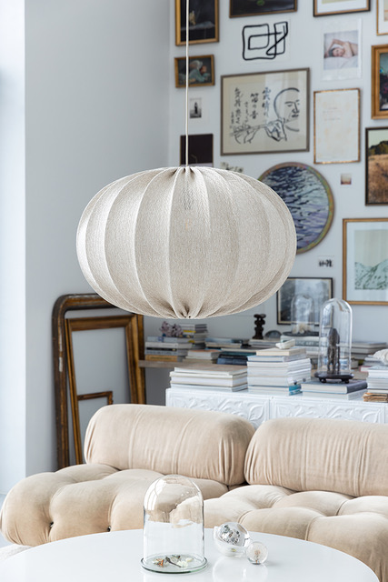 Moon Pantalla S/Colgante Ø78 Blanquecino Lámpas de techo De Alde & Lind - Moon es una pantalla moderna de forma clásica y contemporánea, hecha de tela gris, que crea un aspecto versátil tanto al encenderla como al apagarla.