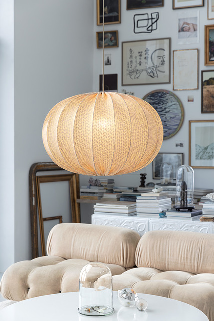 Moon Pantalla S/Colgante Ø78 Blanquecino Lámpas de techo De Alde & Lind - Moon es una pantalla moderna de forma clásica y contemporánea, hecha de tela gris, que crea un aspecto versátil tanto al encenderla como al apagarla.