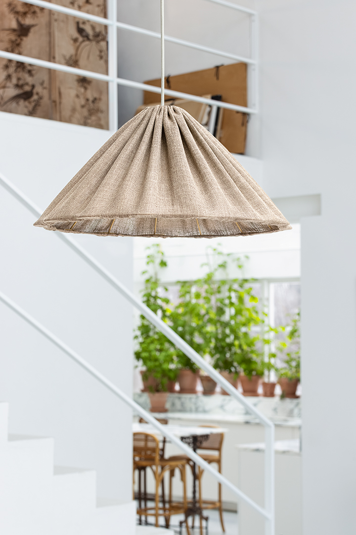 Fuji Pantalla S/Colgante Ø58 Marrón Lámpas de techo De Alde & Lind - La l&aacute;mpara de techo Fuji, con su borde ondulado, crea un ambiente &uacute;nico y acogedor en cualquier habitaci&oacute;n.