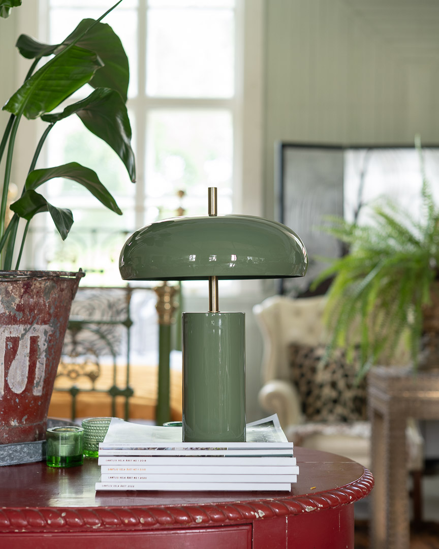 Lex 40cm Verde lámpara de mesa De Alde & Lind - La pantalla ancha y redondeada proporciona una luz agradable dirigida hacia abajo y está forrada en blanco en su interior para una distribución óptima de la luz.