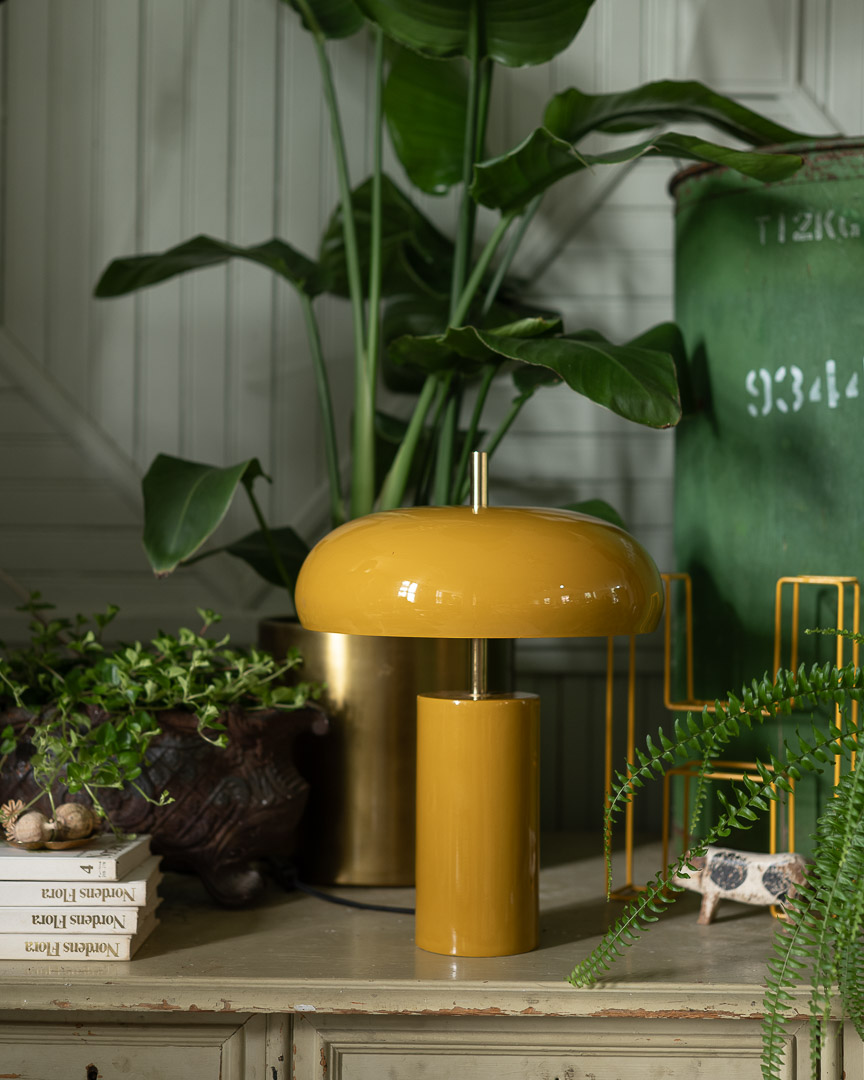 Lex 40cm Amarillo lámpara de mesa De Alde & Lind - La pantalla ancha y redondeada proporciona una luz agradable dirigida hacia abajo y está forrada en blanco en su interior para una distribución óptima de la luz.