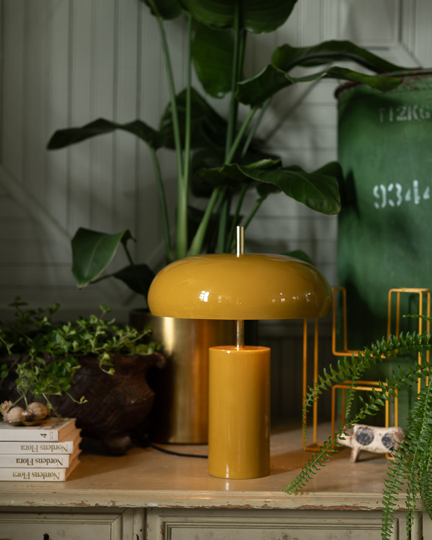 Lex 40cm Amarillo lámpara de mesa De Alde & Lind - La pantalla ancha y redondeada proporciona una luz agradable dirigida hacia abajo y está forrada en blanco en su interior para una distribución óptima de la luz.