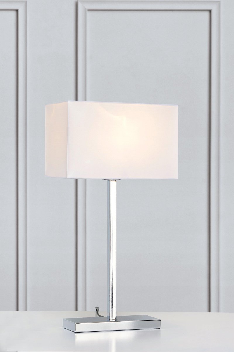 Savoy 50cm Blanco lámpara de mesa De Markslöjd - La lámpara de mesa Savoy en cromo y pantalla textil blanca tiene un diseño elegante y con estilo.