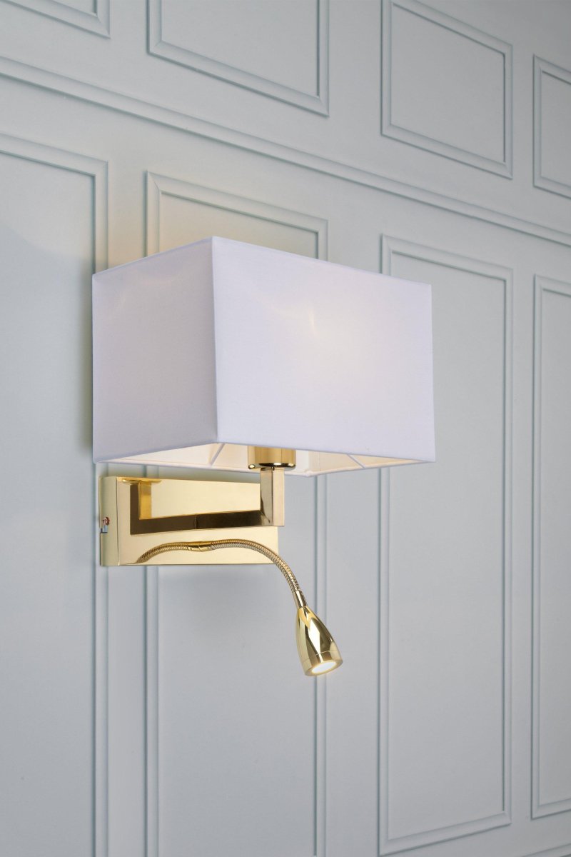 Savoy Latón lámpara de lectura De Markslöjd - Una elegante lámpara de pared con pantalla textil blanca y lámpara de lectura independiente de latón, perfecta para el dormitorio.
