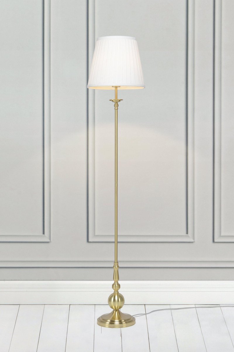 Imperia Latón lámpara de pie De Markslöjd - Imperia es una elegante l&aacute;mpara de pie de dise&ntilde;o cl&aacute;sico con una elegante base de lat&oacute;n y una hermosa pantalla de tela blanca.