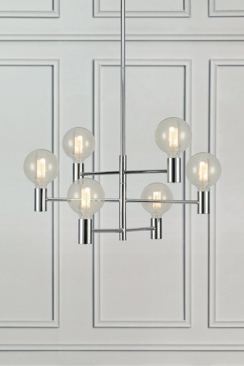 Capital Ø62 Cromo Lámpas de techo De Markslöjd - Los seis brazos a diferentes alturas hechos de metal color cromado crean un aspecto elegante y atemporal que encaja perfectamente tanto en la sala de estar como en el comedor.