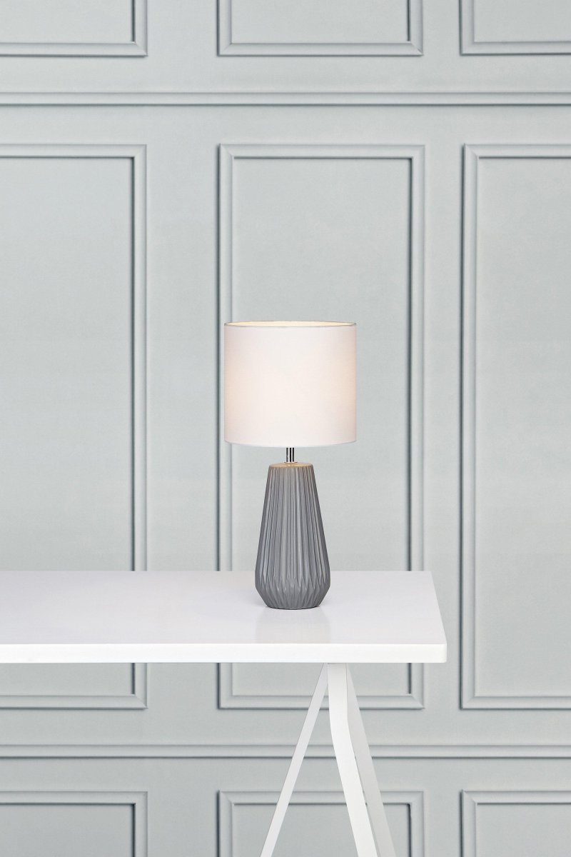 Nicci 40cm Gris lámpara de mesa De Markslöjd - La pantalla es de color blanco, creando una luz suave y agradable que combina perfectamente con diferentes estilos de interior.