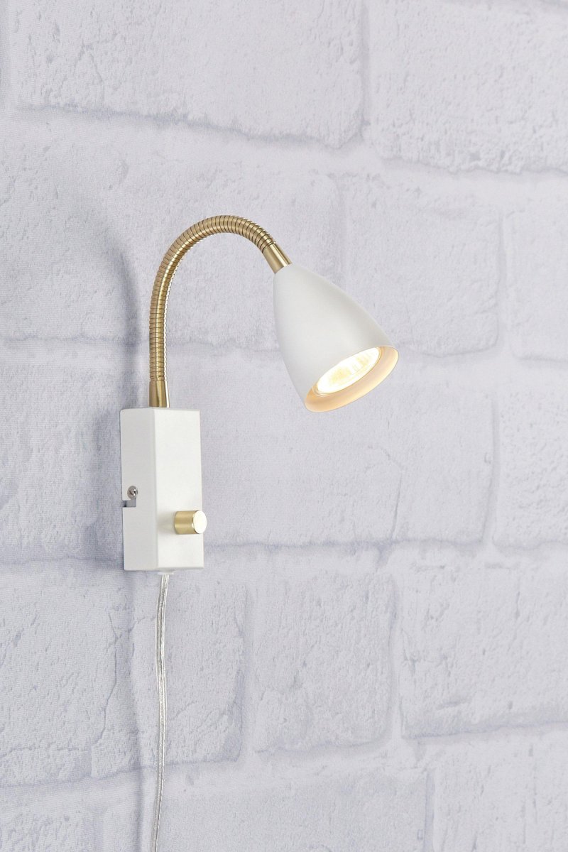 Ciro Blanco lámpara de lectura De Markslöjd - Perfecta como l&aacute;mpara de noche o como iluminaci&oacute;n de trabajo en la oficina, puedes dirigir f&aacute;cilmente la luz exactamente donde la necesitas.