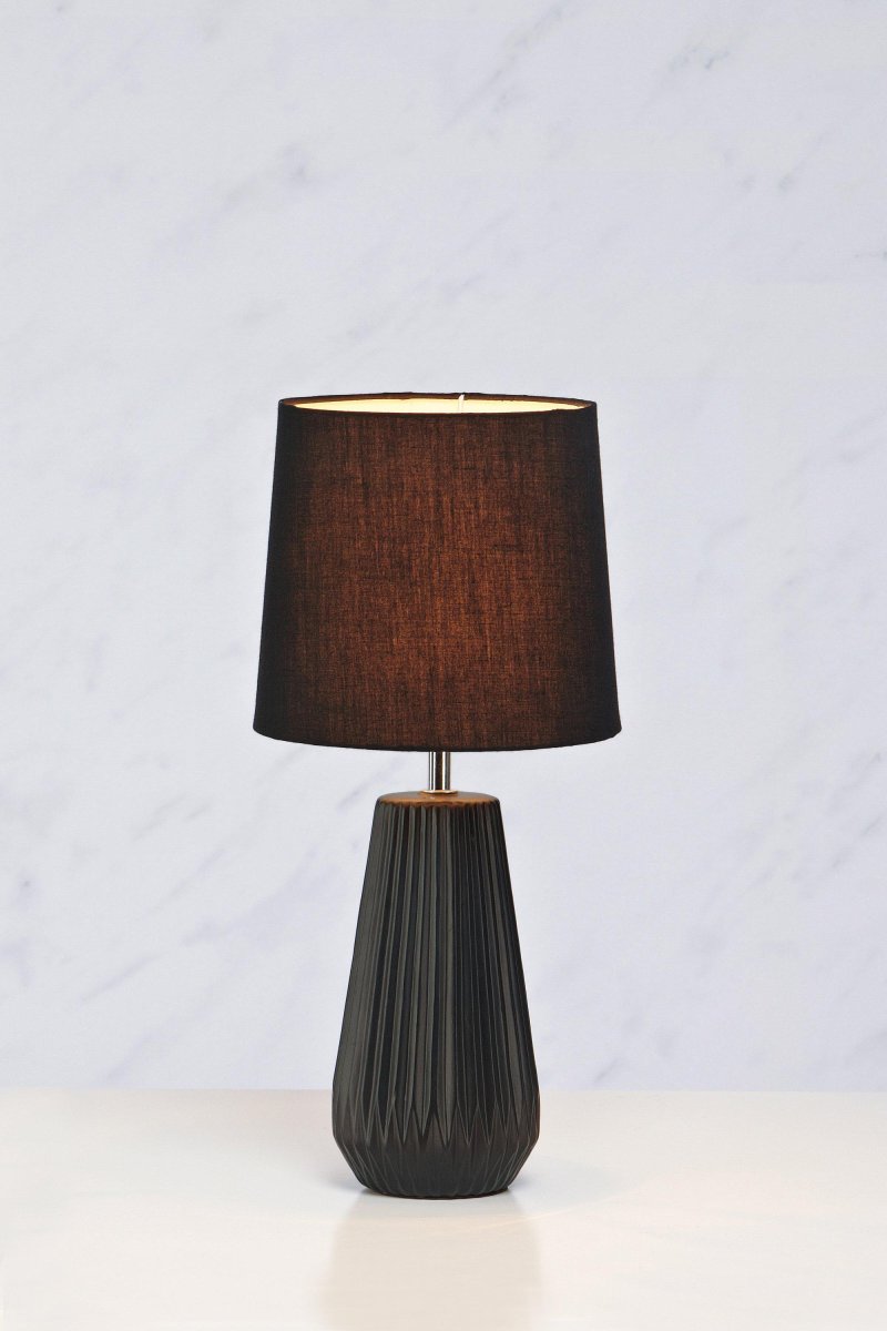 Nicci 40cm Negro lámpara de mesa De Markslöjd - La pantalla es de color negro, creando una luz suave y agradable que se adapta perfectamente a diferentes estilos de interior.