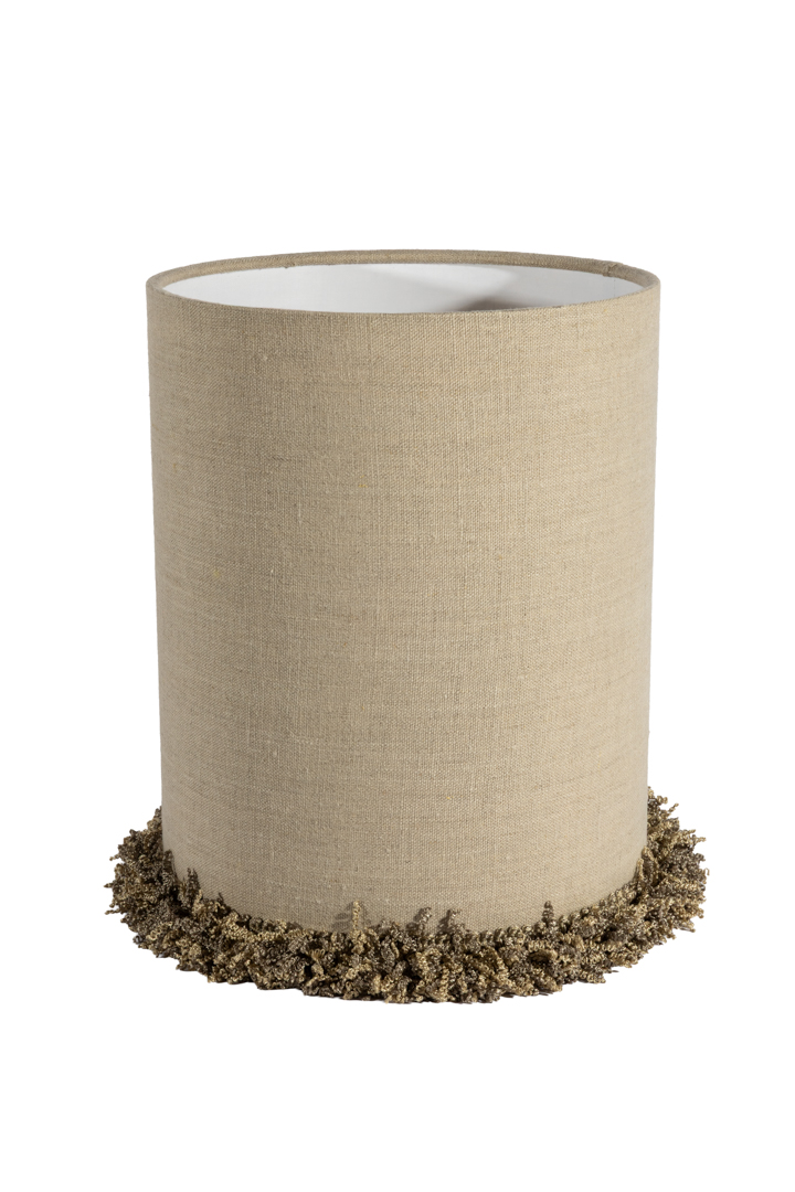 Lampshade Cylinder Fringe Ø22 Naturaleza De Alde & Lind - Los bordes están cuidadosamente doblados y un ribete decorativo de encaje grueso recorre el borde inferior, añadiendo un detalle elegante y exclusivo.
