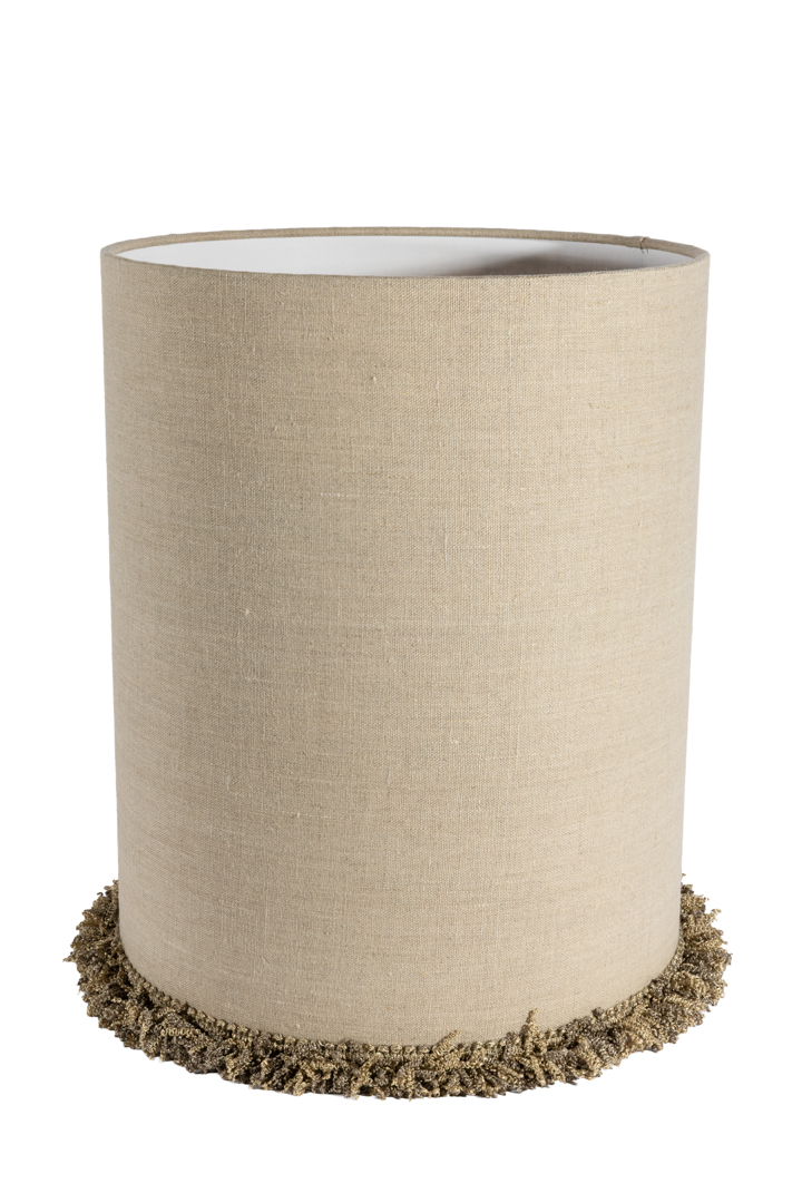 Lampshade Cylinder Fringe Ø30 Naturaleza De Alde & Lind - Los bordes están cuidadosamente doblados y un ribete decorativo de encaje grueso recorre el borde inferior, añadiendo un detalle elegante y exclusivo.