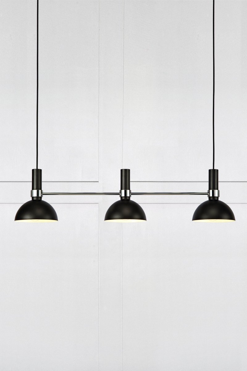 Larry 100cm Negro Lámpas de techo De Markslöjd - La lámpara de techo Larry con tres pantallas es un clásico de diseño moderno, perfecta para la mesa o la isla de la cocina.