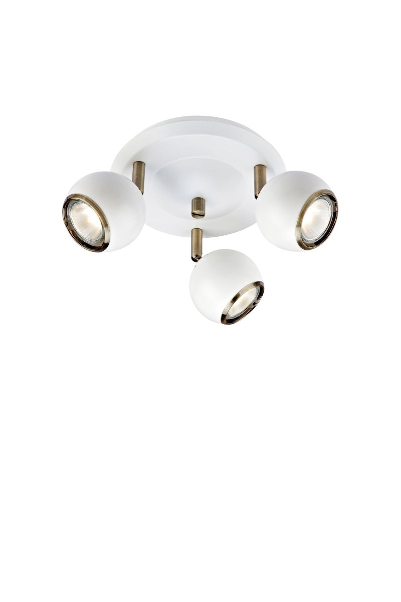 Coco 3 Blanco foco de techo De Markslöjd - Los cabezales de lámpara redondos y blancos combinados con detalles de metal de color antiguo crean una expresión sofisticada y elegante, perfecta para salas de estar, cocinas o áreas de trabajo.