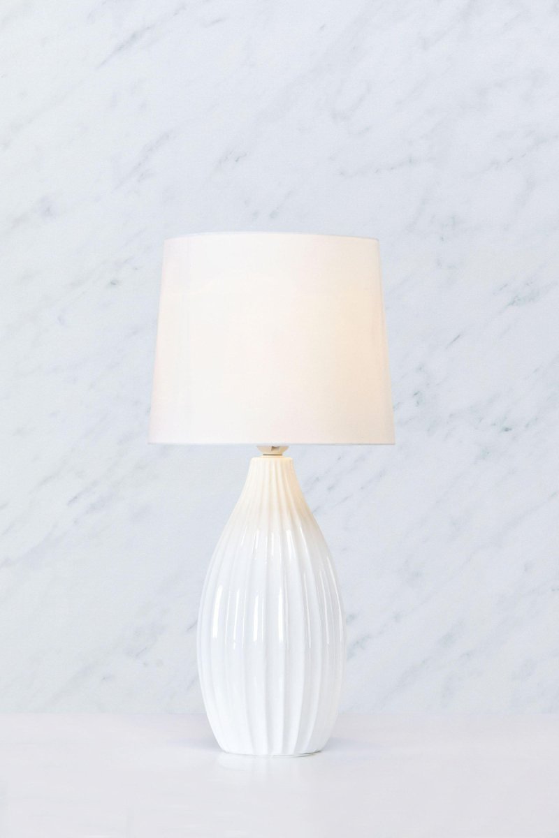 Stephanie 50cm Blanco lámpara de mesa De Markslöjd - La lámpara tiene una altura de 50,5 cm y viene con un cable de 1,5 metros de largo con interruptor de encendido.