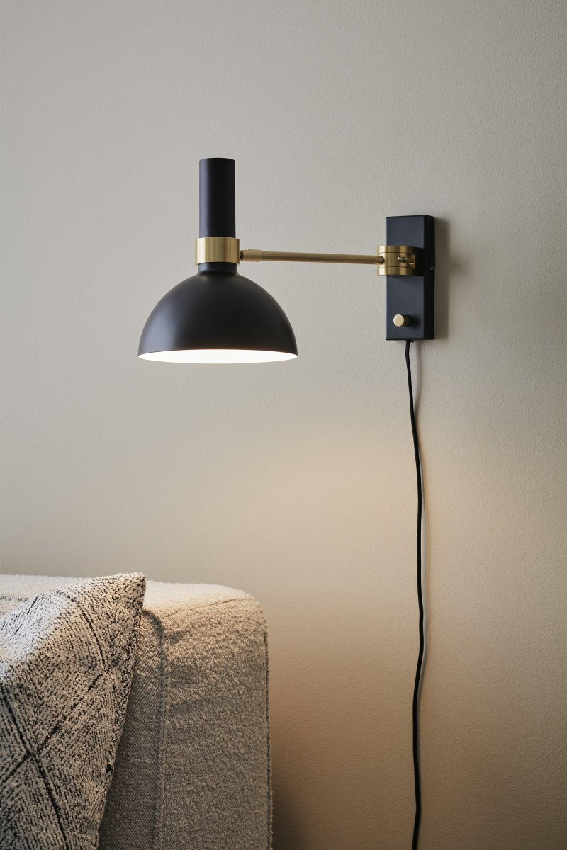 Larry 40cm Negro lámpara de pared De Markslöjd - Con su regulador de intensidad incorporado y la capacidad de girar 180 grados hacia la izquierda y hacia la derecha, ofrece máxima flexibilidad e iluminación atmosférica.