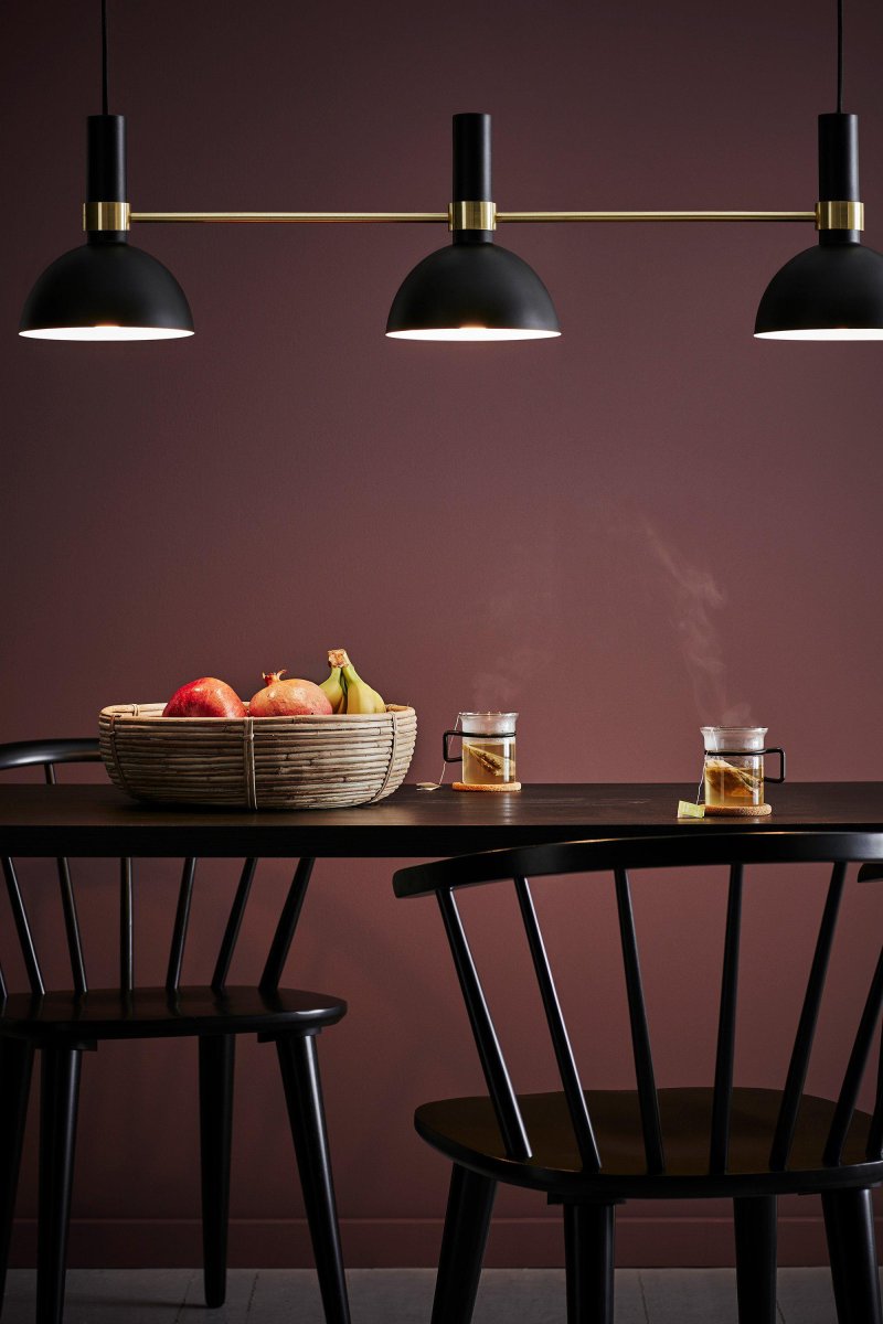 Larry 100cm Negro Lámpas de techo De Markslöjd - La lámpara de techo Larry con tres pantallas es un clásico de diseño moderno, perfecta para la mesa o la isla de la cocina.
