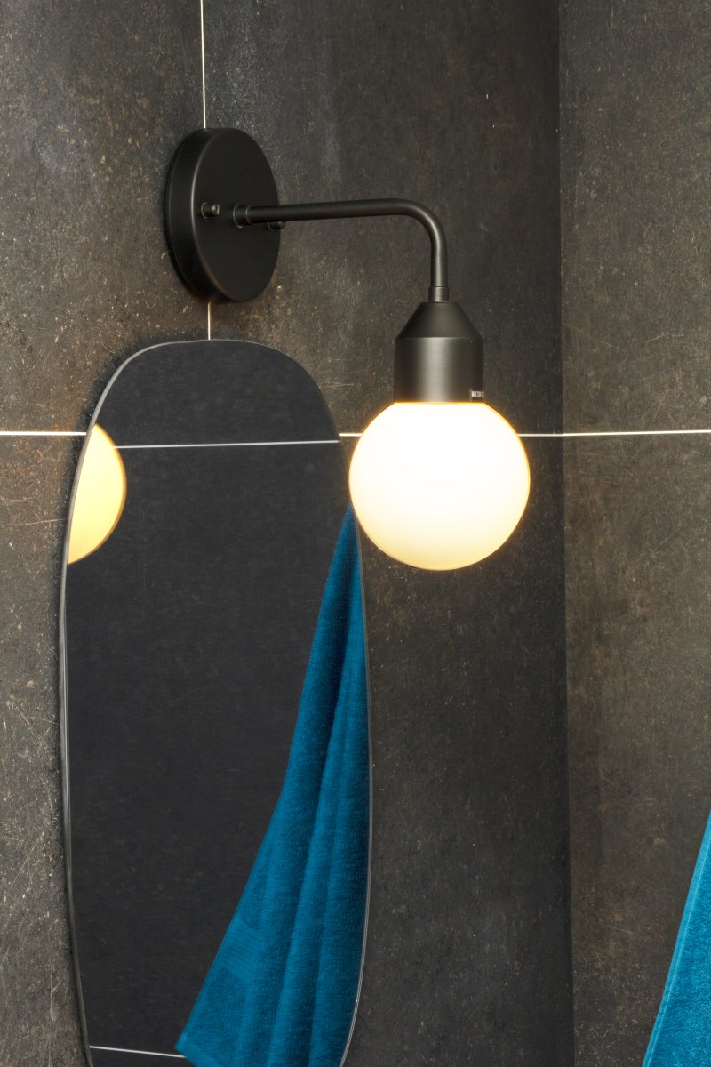 Florens Ø12 Negro lámpara de baño De Aneta Lighting - Florens es una elegante lámpara de baño fabricada en metal lacado en negro con una cúpula redonda de cristal opalino blanco que emite una luz suave y agradable.