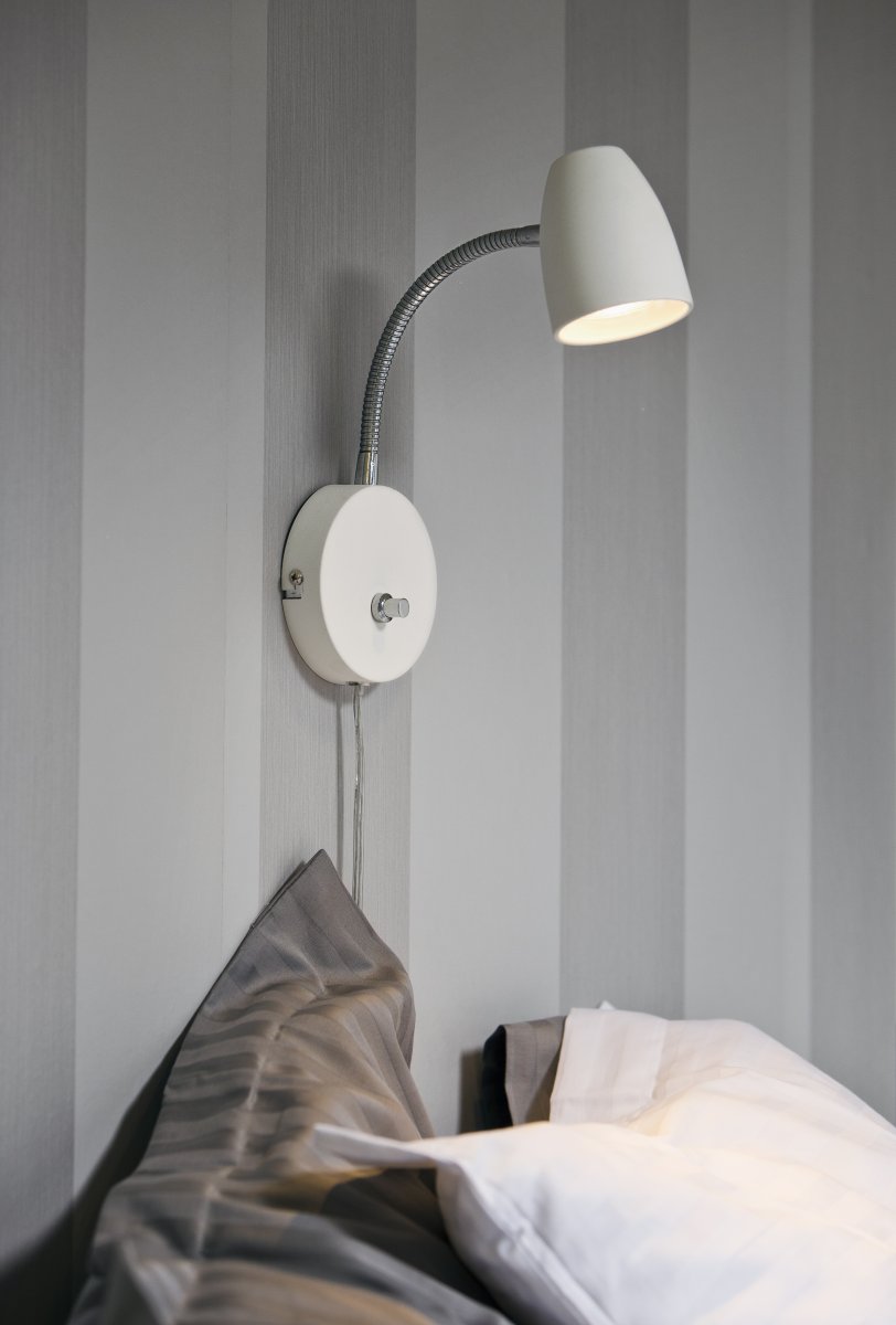 Sandnes Blanco lámpara de lectura De Aneta Lighting - Sandnes es la lámpara de noche perfecta, que se puede ajustar fácilmente en ambas direcciones mediante una articulación flexible y el brillo se puede ajustar mediante su regulador de intensidad.