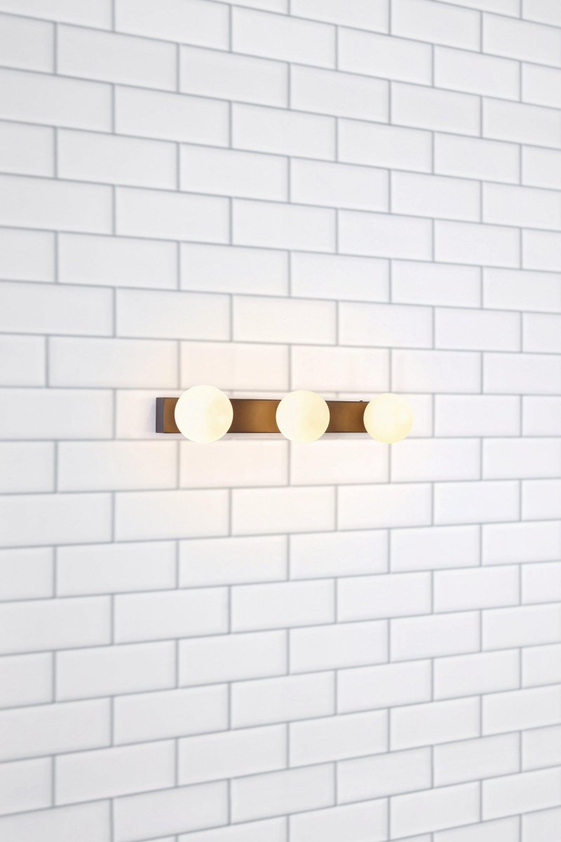 Mini 50cm Negro lámpara de baño De Markslöjd - Este aplique de pared emite una luz uniforme y agradable, por lo que es ideal como iluminaci&oacute;n de ambiente o para resaltar &aacute;reas espec&iacute;ficas de su hogar.