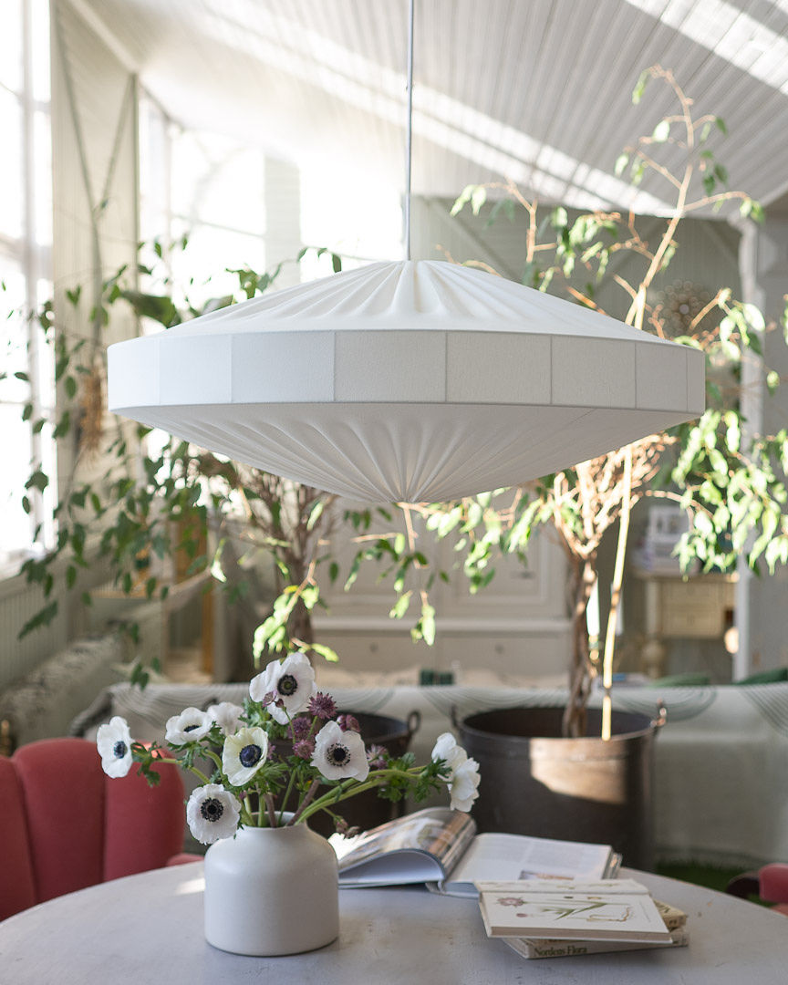 Alba Pantalla S/Colgante Ø78 Blanco Lámpas de techo De Alde & Lind - Alba es una pantalla de lámpara suave y decorativa con estructura metálica y tejido de punto elástico blanco.