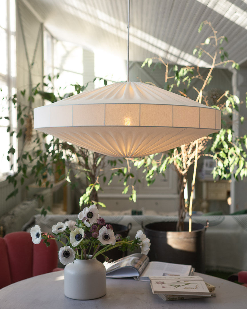Alba Pantalla S/Colgante Ø78 Blanco Lámpas de techo De Alde & Lind - Alba es una pantalla de lámpara suave y decorativa con estructura metálica y tejido de punto elástico blanco.