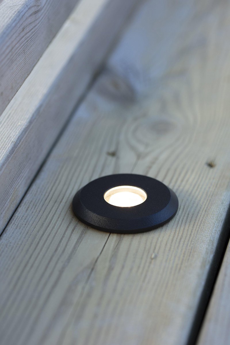 Foco Empotrado Para Terraza 0,8W Negro Garden 24 De Markslöjd - Garden 24 tiene un grado de protecci&oacute;n IP44 y es adecuado para iluminaci&oacute;n de jardines y exteriores que podr&aacute;s instalar f&aacute;cilmente.