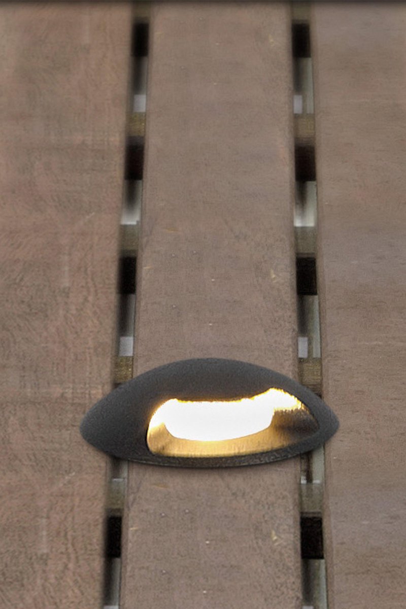 Foco Para Escalera 0,8W Negro Garden 24 De Markslöjd - Garden 24 tiene un grado de protecci&oacute;n IP44 y es adecuado para iluminaci&oacute;n de jardines y exteriores que podr&aacute;s instalar f&aacute;cilmente.