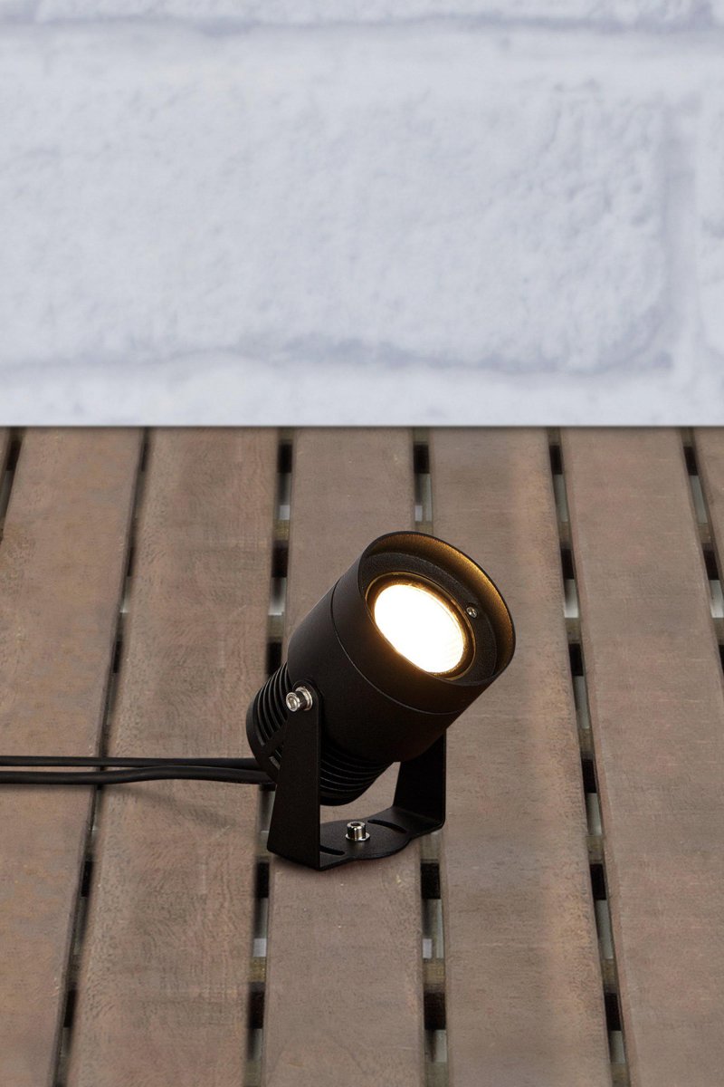 Spotlight 15W Negro Garden 24 De Markslöjd - Garden 24 tiene un grado de protecci&oacute;n IP44 y es adecuado para iluminaci&oacute;n de jardines y exteriores que podr&aacute;s instalar f&aacute;cilmente.