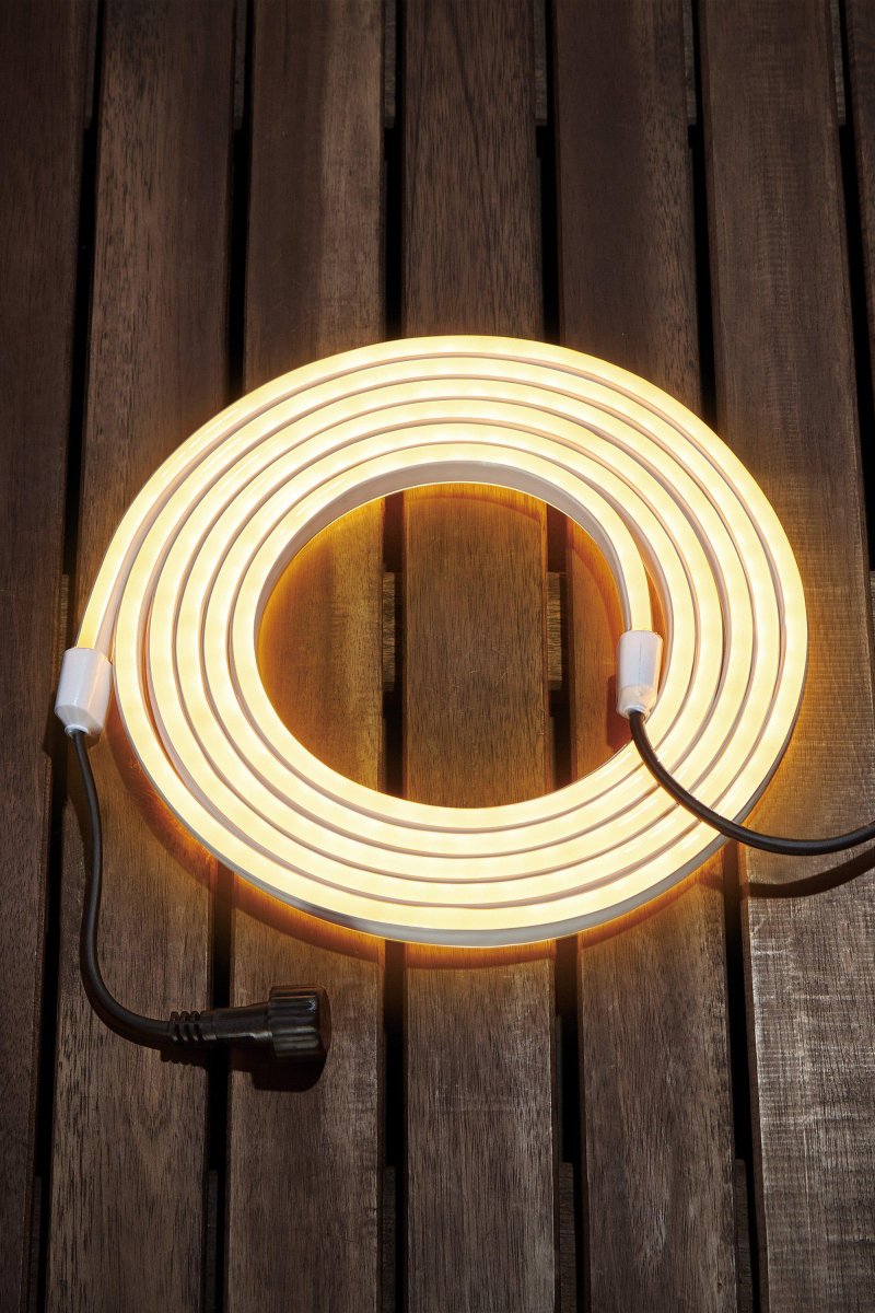 Flexibel Tira LED Blanco Garden 24 De Markslöjd - La tira LED tiene una iluminaci&oacute;n fija de 13 W y est&aacute; certificada para uso en exteriores seg&uacute;n IP44.