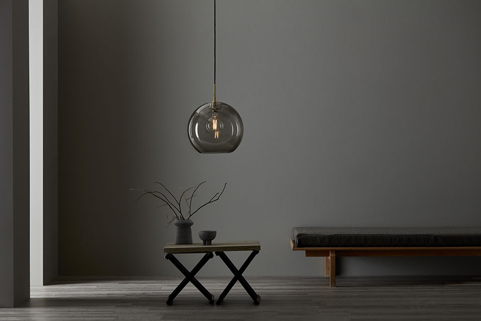 Gloria Ø32 Ahumado/latón Lámpas de techo De Belid - Gracias a su hermoso flujo de luz, Gloria se convierte en el centro de atenci&oacute;n de la habitaci&oacute;n, ideal para colocarla sobre la mesa del comedor, en la sala de estar o como un detalle de lujo en el pasillo.