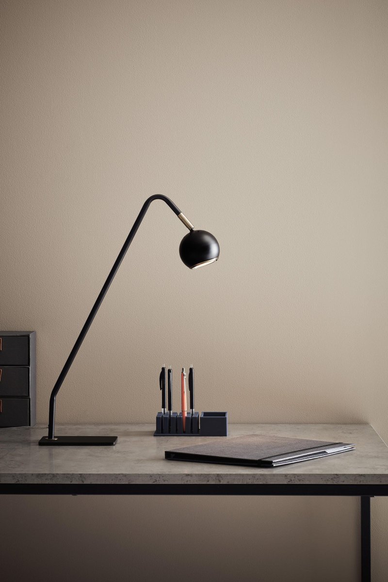 Coco 48cm Negro lámpara de escritorio De Markslöjd - El brazo en &aacute;ngulo de la l&aacute;mpara y la pantalla redonda brindan luz dirigida y una apariencia elegante, perfecta para estaciones de trabajo o rincones de estudio.