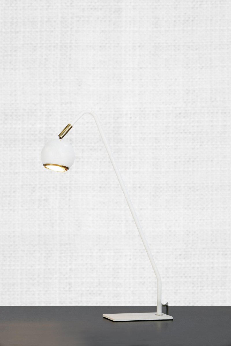 Coco 48cm Blanco lámpara de escritorio De Markslöjd - El brazo en ángulo de la lámpara y la pantalla redonda brindan luz dirigida y una apariencia elegante, perfecta para estaciones de trabajo o rincones de estudio.